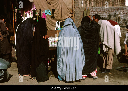 Pakistan NWFP Peshawar Qissa Khawani Basar Burqa tragen Frauen kaufen Pflegeprodukte Stockfoto