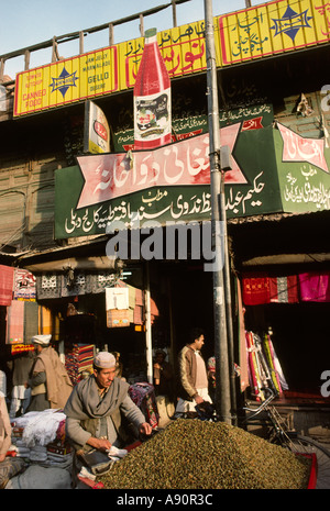 Pakistan NWFP Peshawar Qissa Khawani Basar Rosine Verkäufer unter Urdu Sprache Werbetafeln Stockfoto