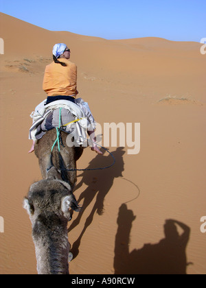 Touristen auf Kamel Ausflug in Merzouga Erfoud Marokko Afrika Stockfoto