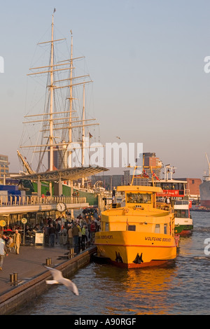 LG St Pauli Rickmer Musuemsship Skyline Landungsbrücken Touristenboot Stockfoto