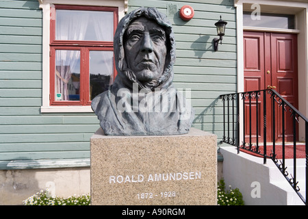 Statue von Roald Amundsen am Hafen in Tromsø, Norwegen Stockfoto