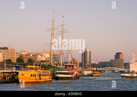 LG St Pauli Rickmer Musuemsship Skyline Landungsbrücken Touristenboot Stockfoto