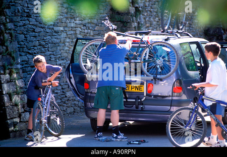 Immer die Mountainbikes aus dem Fahrradträger des Autos in dem Grizedale Forest Lake District England GB Stockfoto