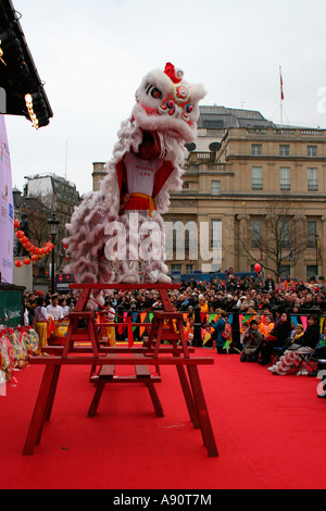 Dragon dance bei chinesischen Neue Jahr Feier des Jahr des Schweins in London, Trafalgar Square Stockfoto