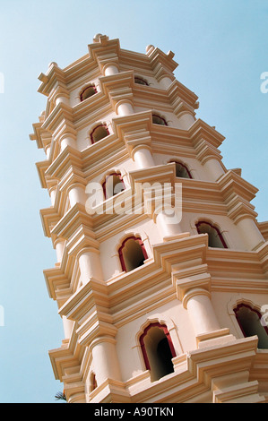 Der Turm neben dem "Sri Manguesh" Tempel in Mangueshi in Ponda "Goa Indien" Stockfoto