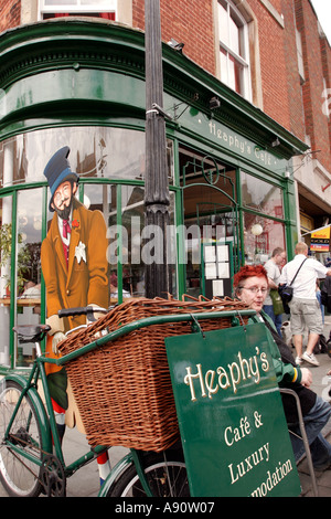 Straßencafé England Somerset Glastonbury Market Square Heaphys Stockfoto