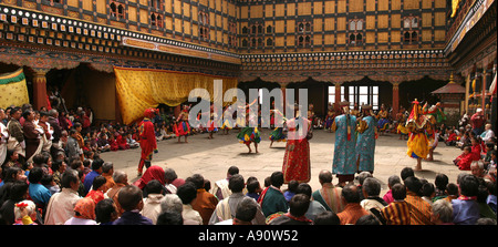 Bhutan Paro Dzong Festival Tsechu Tag 1 Tanz 8 Arten von Spirituosen Degye im Hof Panorama Stockfoto