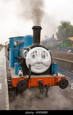 Thomas die kleine Lokomotive auf die Severn Valley Railway, Kidderminster Bahnhof im Regen Stockfoto