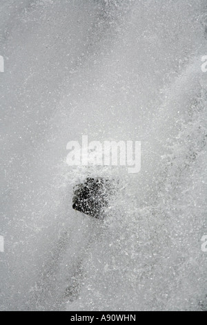 Wasser Spritzen Caban Coch Dam, Elan-Tal Stockfoto