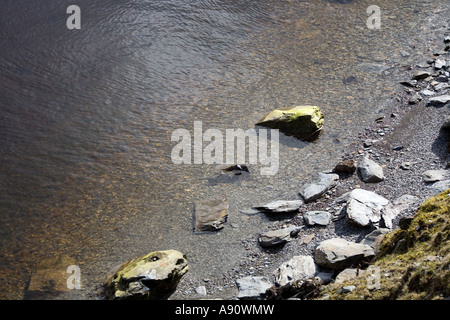 Wasserrand am Claerwen Damm, Elan Valley Stockfoto