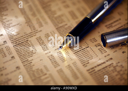 Aktienkurs in das Papier mit Stift Stockfoto