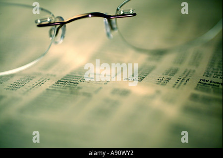 Aktienkurs in das Papier mit Brille Stockfoto