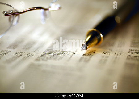 Aktienkurs in das Papier mit Stift Stockfoto