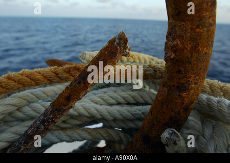 Malediven-Stack von Seilen und Anker auf dem Bug Stockfoto