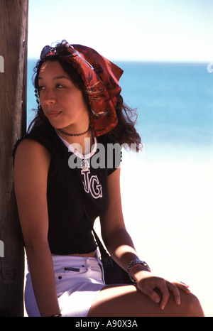 Porträt einer Frau mit Kopftuch am Strand Stockfoto