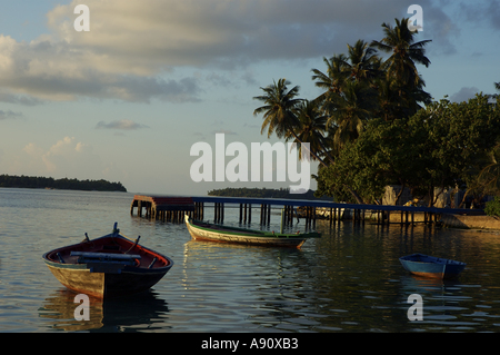 Angelboote/Fischerboote vor Anker in der Nähe von einem kleinen Holzsteg, Malediven. Stockfoto