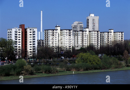 Wohn-Appartements am Ufer des Flusses Rhein, Köln, Nordrhein-Westfalen, Deutschland. Stockfoto