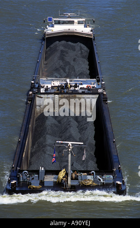 Zerkleinerte Kohle geladen auf einem Schiff auf dem Rhein in Köln, Nordrhein-Westfalen, Deutschland. Stockfoto
