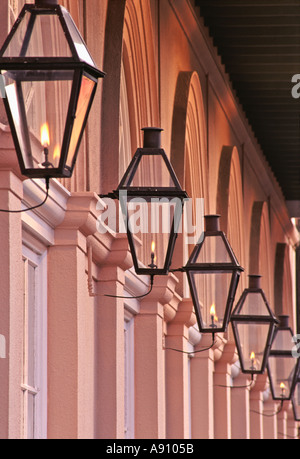 Gaslaternen zwischen Fenstern auf Gebäude im französischen Viertel neu Orleans Louisiana Stockfoto