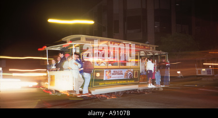 San Francisco CA Seilbahn voller Passagiere Kreuzung nachts überquert Stockfoto