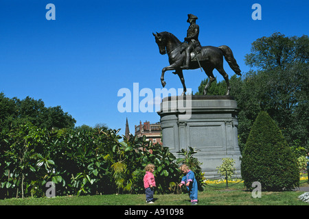 Massachusetts Boston Kinder spielen unter George Washington Monument im Stadtpark Boston Common Stockfoto