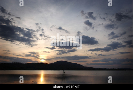 Die Sonne über einem See im Selous Nationalpark, Tansania Stockfoto