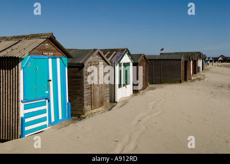 Geschlossen und verriegelt sich farbenfrohe Strandhütten mit niemand um West Wittering, West Sussex. England. Stockfoto