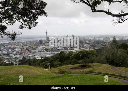 Blick über die Innenstadt von Auckland aus Mount Eden mit vulkanischen Krater im Vordergrund Auckland Nordinsel Neuseeland Stockfoto