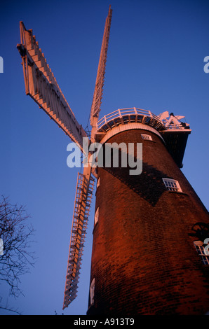 Windmühle Segel und rotem Backstein Turm Buttrams Mühle Woodbridge Suffolk England Stockfoto