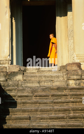 Buddhistischer Mönch stand im Türrahmen, Angkor Wat, Kambodscha Stockfoto