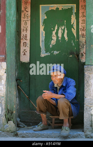 Ältere Bai Minderheit Mann, Xizhou, Yunnan Provinz, China Stockfoto