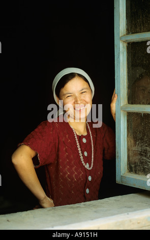 Blick aus Fenster, Turpan, Provinz Xinjiang China Chinesin Stockfoto