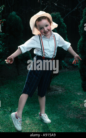 Junges Mädchen gekleidet wie eine Vogelscheuche für eine Ballettaufführung Stockfoto