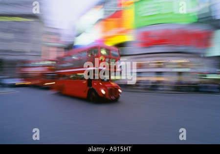 Bewegungsunschärfe von einer roten Doppeldecker Bus, Piccadilly Circus, London, England Stockfoto