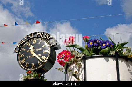 Christchurch Uhr & Frühlingsblumen im Zentrum Stadt, Dorset, UK. Europa Stockfoto