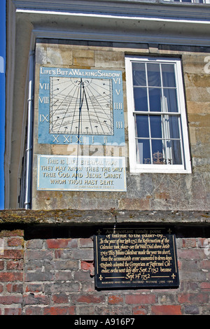 Malmesbury Haus Sonnenuhr auf Wand, Salisbury, Wilshire, UK. Europa Stockfoto