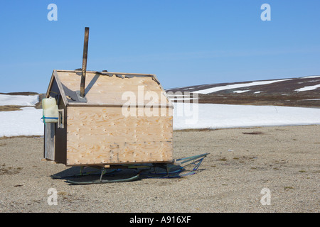 Hütte mit Skiern in verschneite arktische Tundra-Landschaft Stockfoto