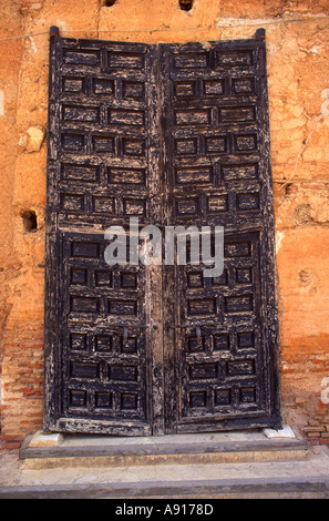 Alte traditionelle Tür im Badi-Palast Marrakesch Marokko Stockfoto