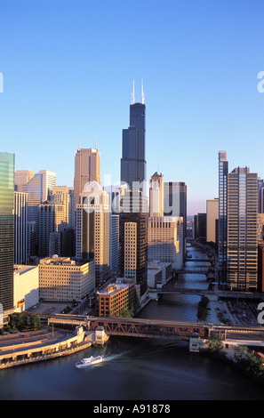 Chicago River in der Innenstadt am Abend Chicago Illinois Stockfoto