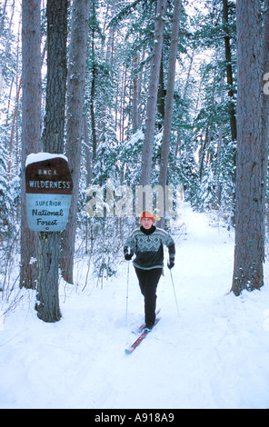 Cross Country Skifahrer auf einem Pfad in die Boundary Waters Canoe Bereich Wildnis-Minnesota Stockfoto