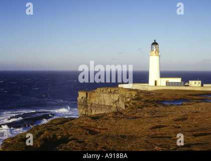 dh Noupe Head Lighthouse WESTRAY ORKNEY Leuchtturm und Noupe Head Klippen Stockfoto