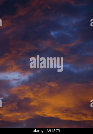 dh HIMMEL WETTER Orange Wolke und grau rosa Wolke Orkney Sonnenuntergang dramatische stürmische Wolken rote Dämmerung schwarz launisch Stockfoto