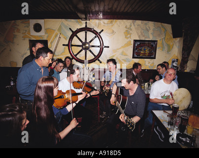 dh Orkney Folk Festival STROMNESS PUB ORKNEY SCHOTTLAND traditionelle schottische Gruppe Gitarren Geigen in öffentlichen House Musik uk Menschen im Inneren Stockfoto