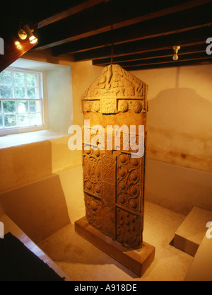 Dh Nigg Alte Kirche NIGG ROSS CROMARTY Nigg Standing Stone mit Schnitzereien slab Piktischen trail Carving Stockfoto