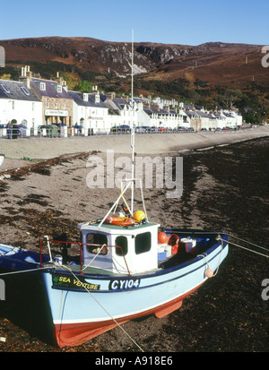 Dh ULLAPOOL ROSS CROMARTY Fischerboot ein Ufer Loch Broom Stadthäuser Waterfront Beach Schottland Stockfoto