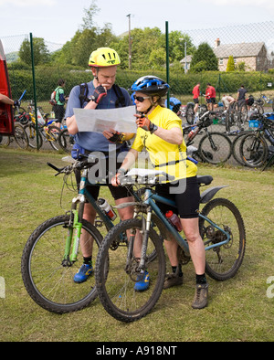 Zwei Menschen, die Karte für den Radsport Bühne Abenteuerrennen Wales UK studieren Stockfoto