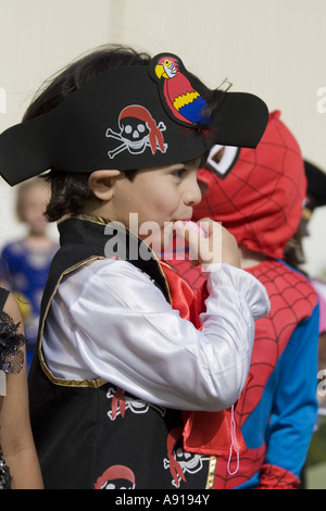 Junge Piraten Kostüm Outfit am Schulfest Stockfoto