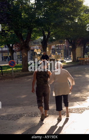 Helfen, eine alte Dame auf der anderen Straßenseite in Mirepoix in Südwest-Frankreich Stockfoto