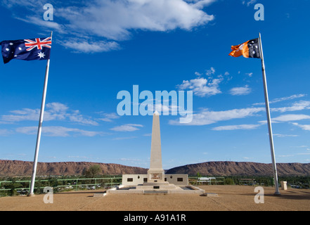 Denkmal und Flagstaff auf Gipfel des Anzac Hill in Alice Springs Australien 2007 Stockfoto