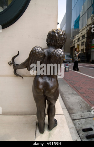 Statue von Amor an Straßenecke außerhalb Juweliergeschäft in Ginza Tokyo Japan 2007 Stockfoto